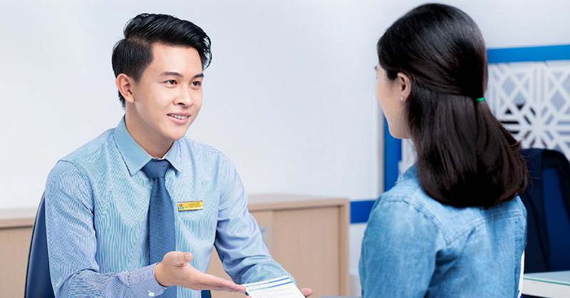 Nhân viên tín dụng xử lý hồ sơ