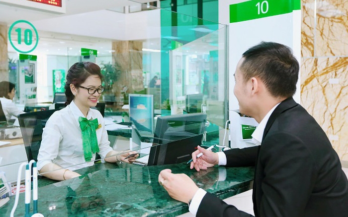 Rút tiền tại quầy giao dịch Vietcombank