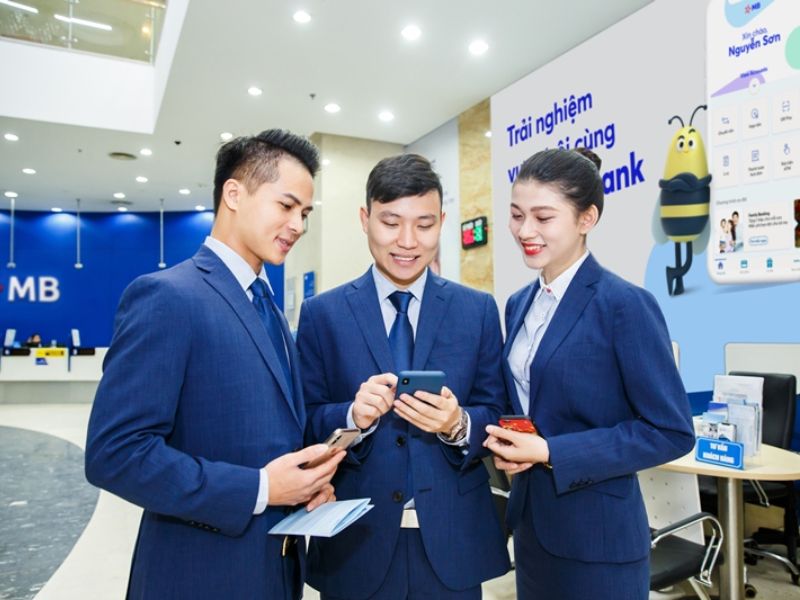 Kiểm tra số thẻ MB Bank qua app hoặc tới với phòng giao dịch của ngân hàng không mất phí